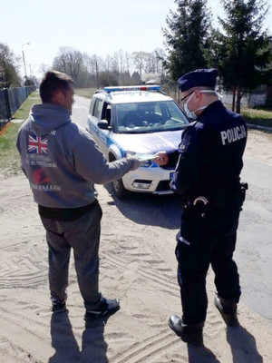 Policjanci wręczają maseczki mieszkańcom Mrozów i Kałuszyna