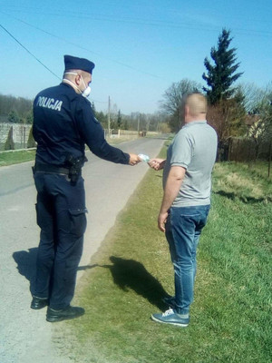 Policjanci wręczają maseczki mieszkańcom Mrozów i Kałuszyna