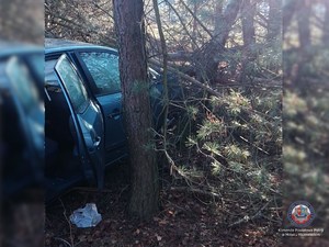 Uszkodzony samochód osobowy hyundai po uderzeniu w drzewo