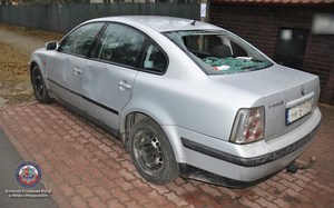 Srebrny samochód volkswagen, z wybitą tylna szybą, tylną lampą i wgniecioną blachą drzwi