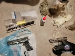 Broń i narkotyki zabezpieczone przez kryminalnych
