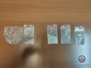 Torebki foliowe z narkotykami zabezpieczonymi przez policjantów