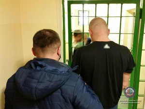 Policjanci z zatrzymanym mężczyzną