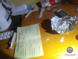 Narkotyki zabezpieczone przez policjantów w miejscu interwencji
