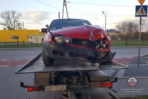 Uszkodzona toyota, którą jechali mężczyźni