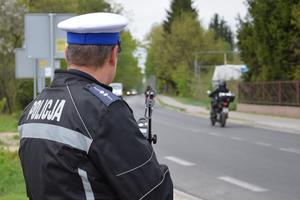 Policjanci podczas czynności służbowych związanych z nadzorowaniem ruchu drogowego