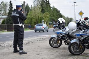 Policjanci podczas czynności służbowych związanych z nadzorowaniem ruchu drogowego