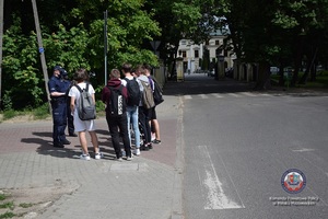 Policjanci podczas kontroli pieszych i uczestników ruchu