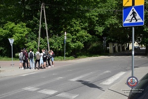 Policjanci podczas kontroli pieszych i uczestników ruchu