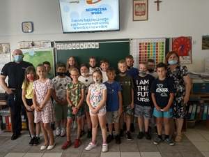 Aspirant Mariusz Kondraciuk z uczniami szkoły podstawowej w Kałuszynie