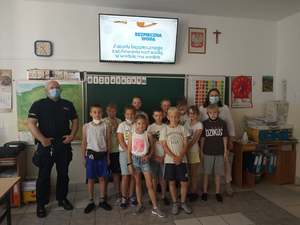 Aspirant Mariusz Kondraciuk z uczniami szkoły podstawowej w Kałuszynie