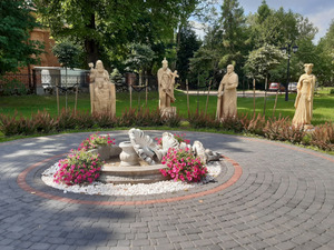 Uszkodzona fontanna w Cegłowie