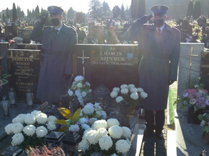 Asysta honorowa przy grobie ŚP. Marcina Szpyruka