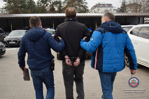Policjanci podczas czynności służbowych z zatrzymanymi mężczyznami