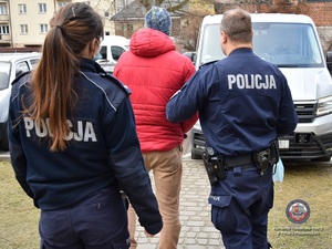 Policjanci z zatrzymanym 38-latkiem