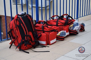 Funkcjonariusze przekazują pomoc dla Ukrainy