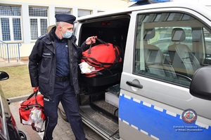 Funkcjonariusze przekazują pomoc dla Ukrainy