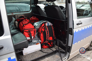 Funkcjonariusze przekazują pomoc dla Ukrainy