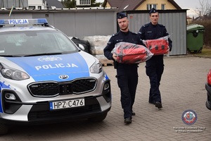 Funkcjonariusze przekazują pomoc dla Ukrainy