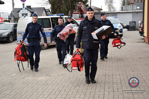 Funkcjonariusze przekazują pomoc dla Ukrainy