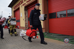 Funkcjonariusze przekazują pomoc dla Ukrainy