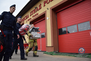 Funkcjonariusze przekazują pomoc dla Ukrainy