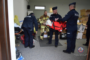 Funkcjonariusze przekazują pomoc dla Ukrainy