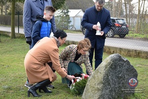 Złożenie kwiatów przy Dębie Pamięci aspiranta Rozbickiego w Ładzyniu