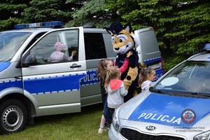 Policjanci na pikniku z okazji dnia dziecka
