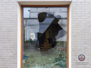 uszkodzone okno budynku