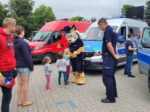 Policjanci na pikniku w Latowiczu