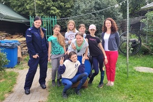 Policjantka i pracownicy sanepidu podczas spotkań